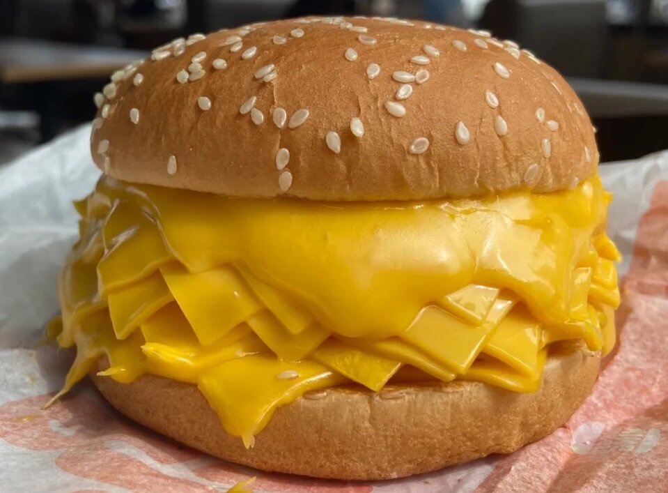230711092413-burger-king-real-cheeseburger.jpgcopy.jpg.ae5854b15a6b8ee0db05aee8591e011e.jpg