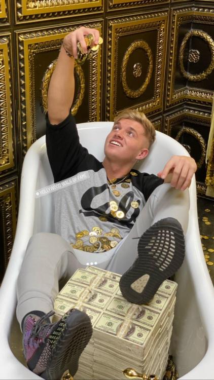 money.thumb.jpg.58c4ab49929dc4602a7f70b44769dd68.jpg