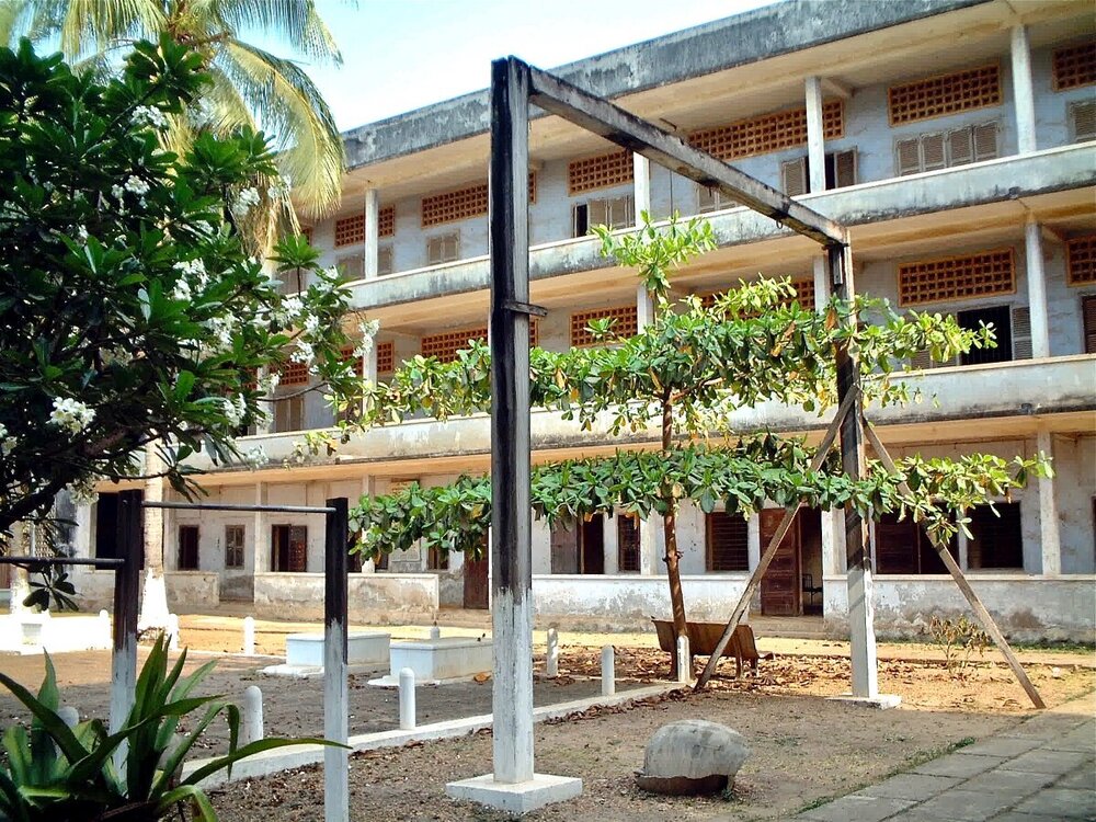Phnom_Penh_Death_School2.thumb.jpg.aa54a7bf521331be2139e1235ae052eb.jpg