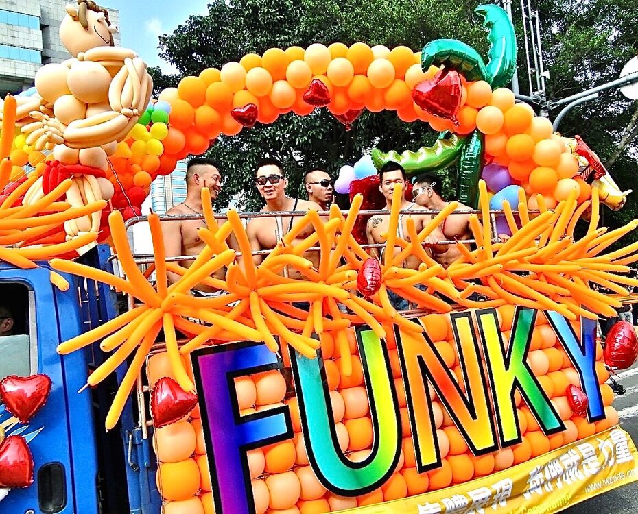 Taipei_Pride_5Funky.thumb.jpg.ae684337635333a248c1f87b13112610.jpg