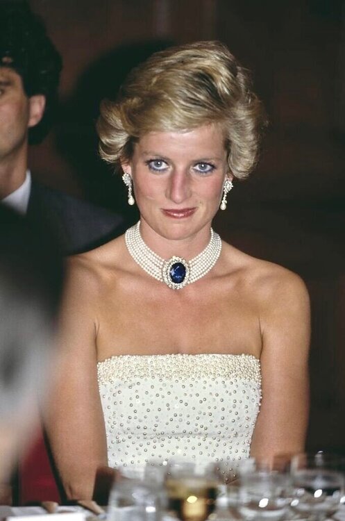 lady-diana-choker-zaffiro-1631538787-679x1024.thumb.jpg.21845a7d33136347479a6d41f4a1d834.jpg