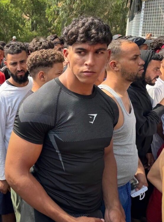 HObygBcWAAAHf1D.jpg