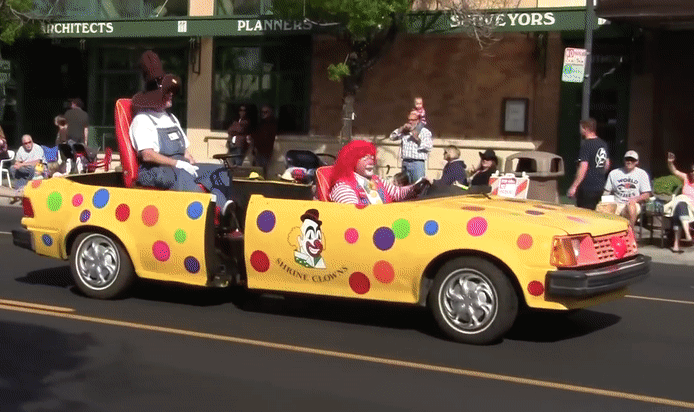 coche-payaso-13-funny-separating-clown-car-usagif.gif